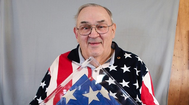 13. Günümüzde kullanılan Amerikan bayrağı lise öğrencisi Robert Heft tarafından bir ödev olarak tasarlanmıştır. Heft, bu ödevinden ancak B- alabilmiş. Gelin görün ki şu an koskoca bir devlet Heft’in tasarımını yaşatıyor.