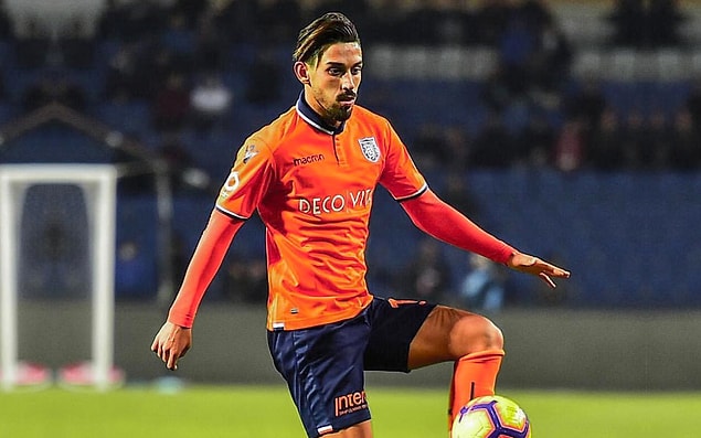 23 yaşındaki yetenekli orta saha için Göksel Gümüşdağ’a 5 milyon Euro veren Başkan Ali Koç Başakşehir’den gelecek yanıtı beklerken, Galatasaray’ın 5,5 milyon Euro civarında bir rakama İrfan’ı renklerine bağlayabileceği ifade edildi.