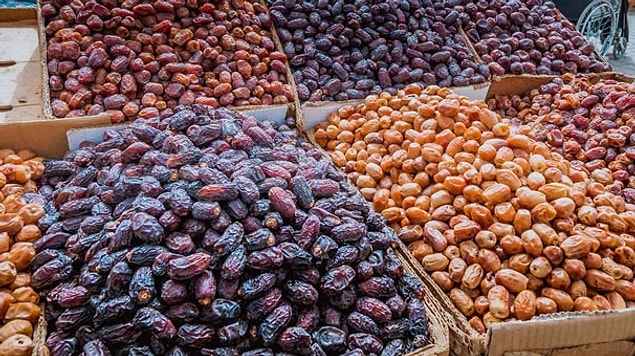 Aile evinde iftarı açmak için çeşit çeşit hurmalar varken, bekar evinde iftarı açmak için sadece su yeterlidir.