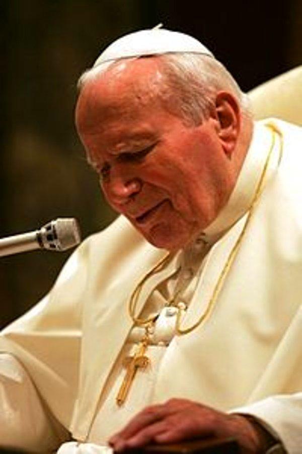 2001 - Suriye'ye yaptığı bir gezi sırasında bir camiyi ziyaret eden Papa II. Jan Pol, bir camiye ayak basan ilk Papa oldu.