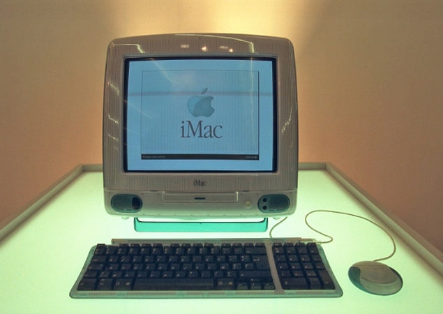 1998 - Apple, Imac'i piyasaya sundu.