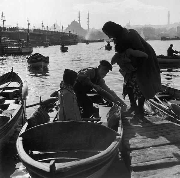 6. Kayık taksisi ile yolcu taşıyan küçük tekneler, İstanbul, 1945.