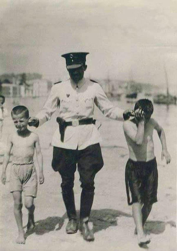 9. Karaköy'de denize girmeye teşebbüs ettikleri için polis amcaları tarafından yakalanan çocuklar, İstanbul, 1940.
