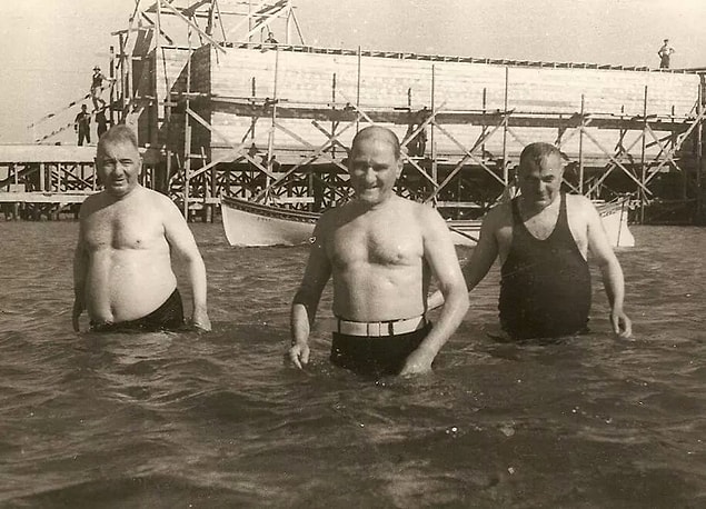20. Atatürk ve arkadaşlarının deniz keyfi, İstanbul, 1935.