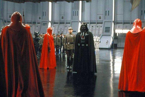 6. İki yeni Star Wars üçlemesi için hazırlıklarını sürdüren Disney, Star Wars evreninde geçecek üç yeni filmin vizyon tarihini açıkladı. İlk film 2022’de, 2. film 2024’te, 3. film ise 2026’da izleyicilerle buluşacak.