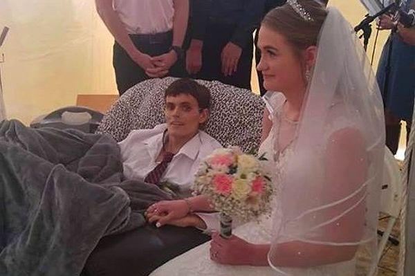 20 yaşındaki bir adam, karaciğer kanserinden hayatını kaybetmeden beş saat önce hayatının aşkıyla evlendi.