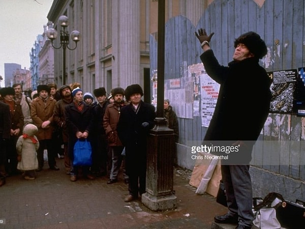 11. В 1990-м прямо на улице декламировали стихи, в том числе и на политические темы.