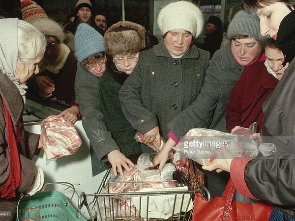 16. Люди счастливы найти в магазинах мясо, 1989 год.