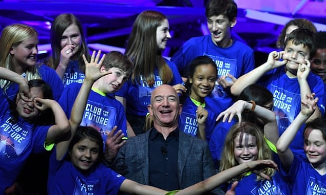 Bezos, tüm yıl boyunca Maui'nin en güzel günü gibi geçeceğini, yağmur ve depremin olmayacağını ve tüm insanların burada yaşamak isteyeceğini söyledi.