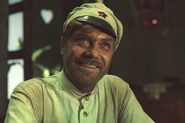 2. Какая из жен не числилась на довольствии товарища Сухова?