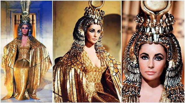 13. Elizabeth Taylor'ın Kleopatra filminde giydiği bu elbise günlük hayatta çok da giyebilecek bir elbise değil. Ama hangi kadın 'Kraliçe' olmak istemez ki... (1963)