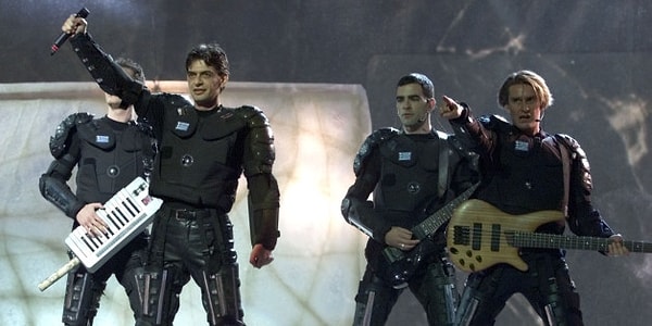 5. 2002 год: Михалис Ракинтзис из Греции и роботы