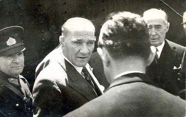 1938 - Atatürk, son defa Gençlik ve Spor Bayramı gösterilerini izledi ve Hatay sorunu ile ilgili olarak -rahatsızlığına rağmen- Güney gezisine çıktı.