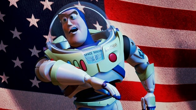 13. Oyuncak Hikayesi 2'de Buzz'ın Amerikan bayrağı önünde konuşma yaptığı kısım diğer ülkelerde Amerikan bayrağı yerine dünya konularak yayınlanmıştır.
