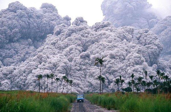 1. Filipinler'deki Pinatubo Yanardağı, stratosfere 20 milyon ton sülfür dioksit püskürttüğü ana bakın...