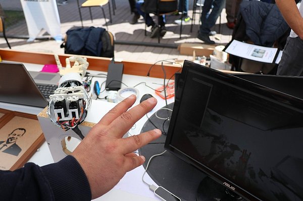 Robotik kol, yapılan yazılım sayesinde bilgisayar sensörüyle kameraya tutulan elin yaptığı parmak hareketlerinin birebir aynısını yapıyor.