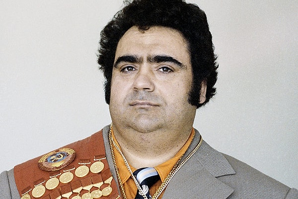 12. В каком виде спорта прославился Василий Алексеев?