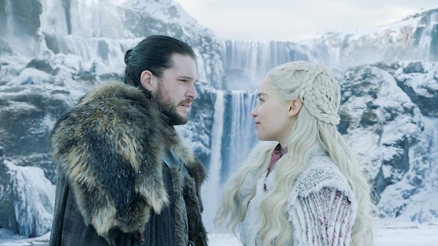 8. sezona Akgezen'ler ile Winterfell'deki savaşı merak ederek başladık. İlk bölüm durgun geçti, savaş hazırlıklarını ve tahttaki mücadeleyi izledik.
