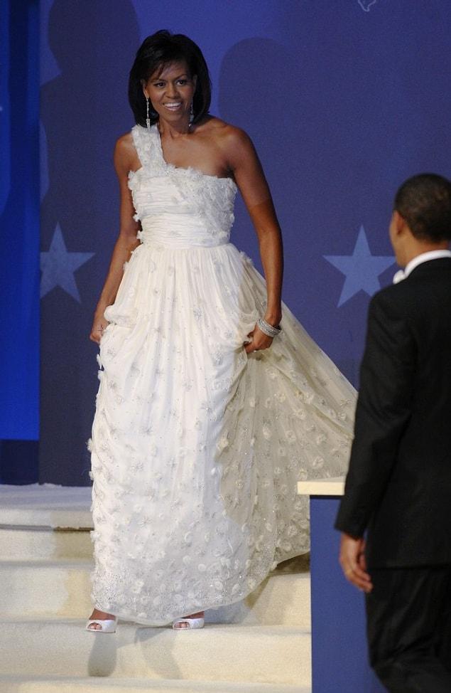 39. Michelle Obama, Barack Obama'nın yeni başkanlık görevine gelişini kutlamak amacıyla verilen yemekte. (2009)