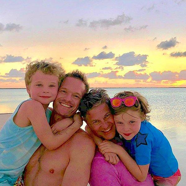 14. Neil Patrick Harris: "Tatil fotoğrafı için gerekenler: gülen bir aile ve güneşin tam battığı an."
