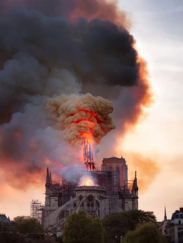 25. "Шпиль Нотр-Дама". Автор: Флоран Серфати, категория: Города.