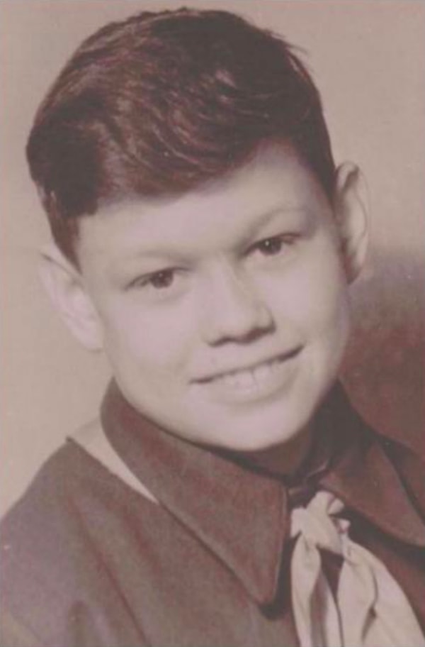 7. Кто это такой улыбчивый на фото?