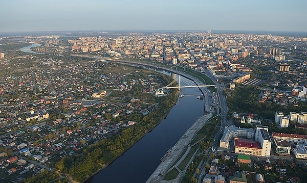 5. В какой РФ области добывается более 60% нефти и более 90% природного газа страны?