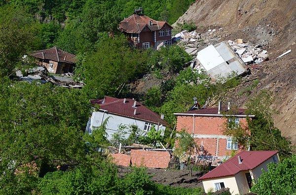 Ordu'nun Aybastı ilçesindeki heyelan bölgesinde çatlaklar oluşan evlerden 15'i yıkıldı.