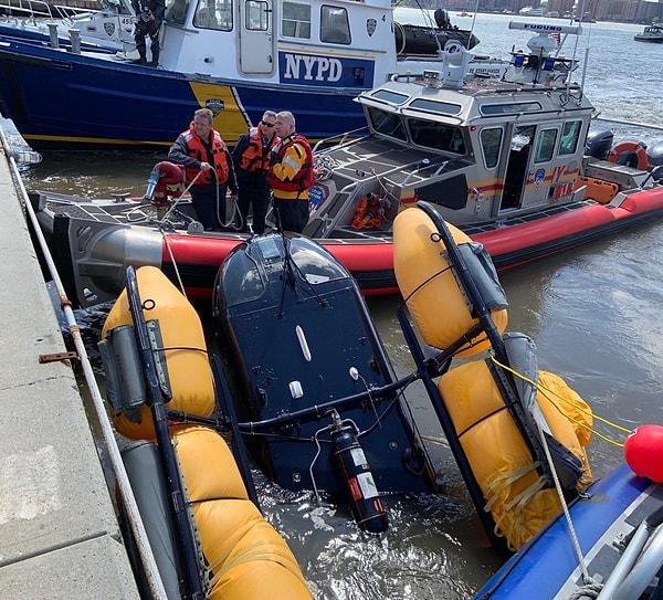 New York Polis Departmanından yapılan açıklamada, helikopterin Manhattan'ın batı yakasındaki bir piste iniş yapmak isterken, nehre indiği belirtildi.