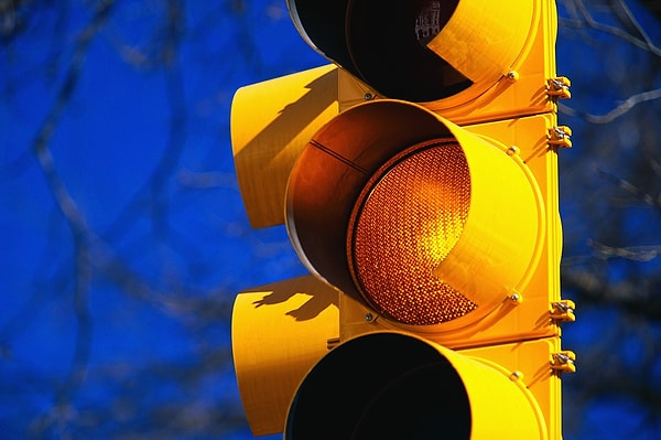 2. Жёлтый мигающий разрешает переходить дорогу по перекрёстку.