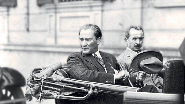 Cumhuriyetin ilanından birkaç yıl sonra olsa gerek, Mustafa Kemal Atatürk Mudanya üzerinden Bursa'ya seyahat etmektedir.