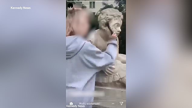 Slonska, videoyu 'şaka yapmak' ve 'daha fazla beğeni(like) almak için' çektiğini söyledi. Ancak sosyal medya kullanıcıları Slonska'ya tepki göstererek takipten çıktı.