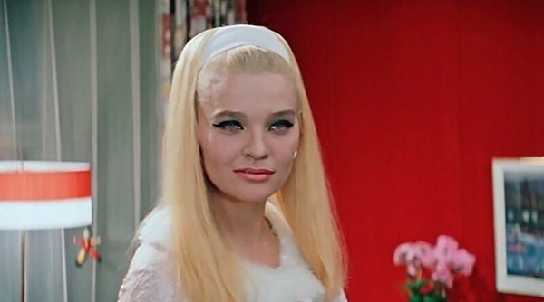 1. Кого сыграла Светличная в фильме «Бриллиантовая рука»?