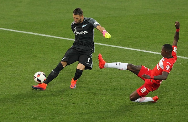 3. В каком виде спорта ни один игрок не может играть ногами?