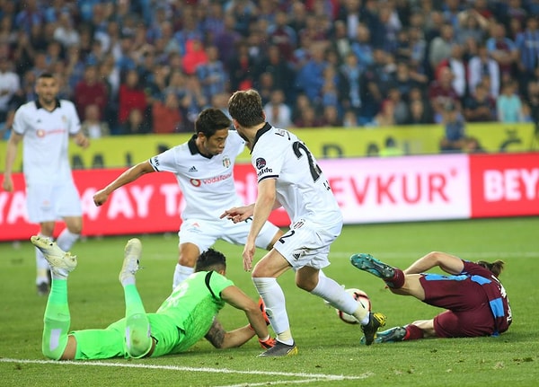 74. dakikada siyah beyazlılar beraberliği yakaladı. Trabzonspor defansının çıkarken kaptırdığı topta Ljajic ceza sahasına girdi, bir anlık karambolde Kagawa skora dengeyi getiren isim oldu.