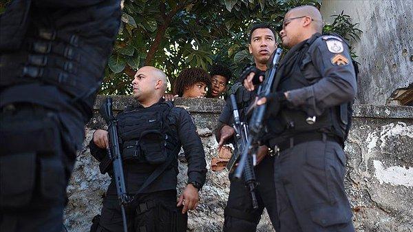 Polis yetkilileri, ülkenin kuzey eyaleti Para'nın başkenti Belem'in Guama Mahallesi'nde bir bara üç otomobil ve bir motosikletle gelen silahlı kişilerin saldırı düzenlediğini kaydetti.