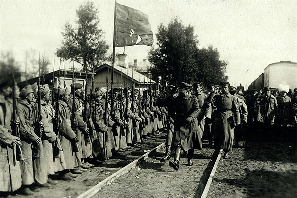 7. Лев Троцкий приветствует солдат. 1919 г.