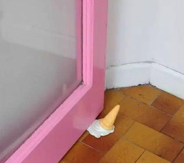 22. Dondurmacı kapısındaki bu ayak