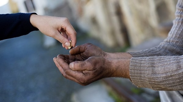 5. Подаете ли вы тем, кто просит милостыню?