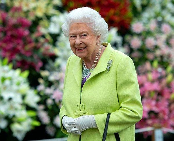 RHS'nin 1952 yılından beri başında olan Kraliçe Elizabeth II, Chelsea ve diğer 500 bahçeyi ziyaret etmektedir.