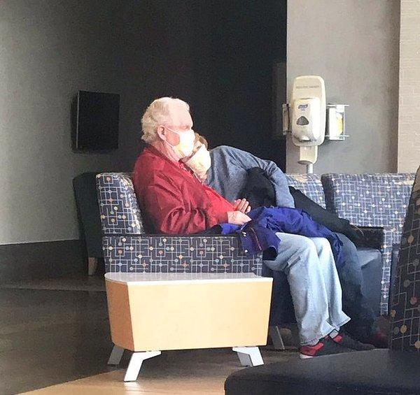 8. "Hastanedeyken bu çifti gördüm. Eşine kendini yastık olarak kullanması için izin verdi ve birlikte böyle beklediler."