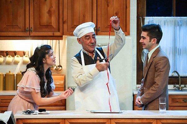 5. Canımız, ciğerimiz, usta oyuncumuz Şener Şen, 18 Haziran-2 Eylül tarihlerinde "Zengin Mutfağı" isimli tiyatro oyunu ile yaz turnesine çıkıyor.