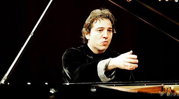 11. Yine Akra Caz Festivali'nin misafir edeceği dünyaca ünlü piyanist ve besteci Fazıl Say, 26 Haziran'da ”Truva Sonatı" ve “İzmir Süiti”ni yorumlayacak.