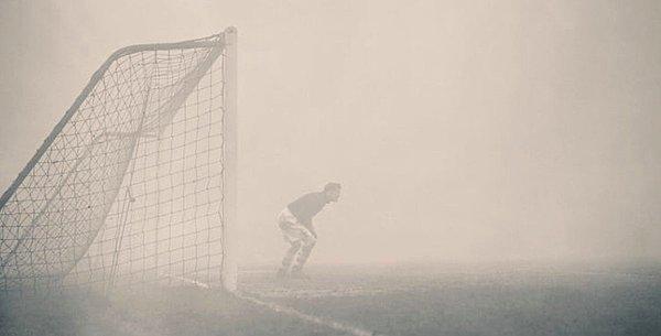 2. İngiltere'de bir futbol maçı başladıktan bir süre sonra yoğun sis nedeniyle iptal edildi. Hakemi duyamayan kaleci Sam Bartram dışındaki herkes sahayı terk etti.