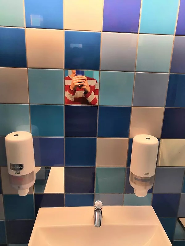 13. «Зеркало в нашем школьном туалете»