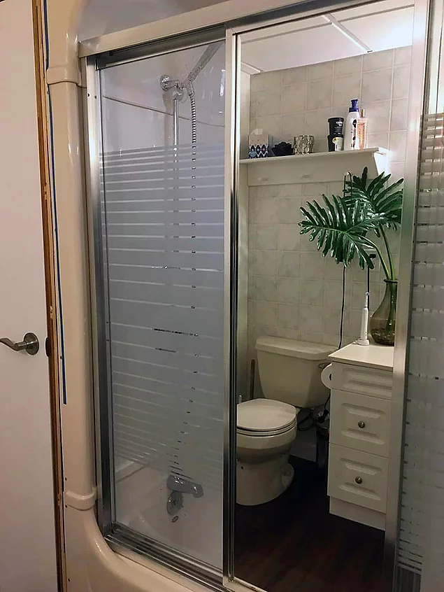 «Это зеркало выглядит так, будто вся комната находится в ванной»