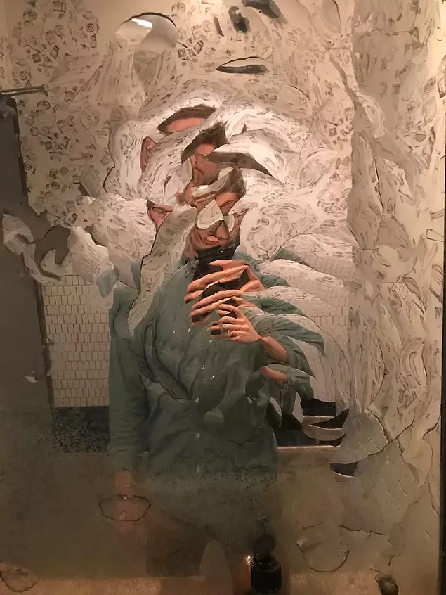 «Высокохудожественное» зеркало в одном из ресторанов Италии