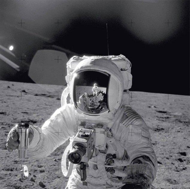 Astronot Alan LaVern Bean, uzay giysisine yerleştirilmiş Hasselblad kamerası ile Ay'da.