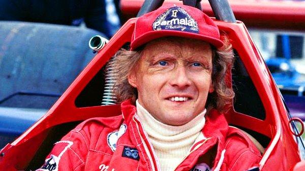 Lauda, 1976 sezonunda Almanya Nurburgring pistinde geçirdiği kazada arabasının yanması sonucu yüzünün büyük bir kısmı ciddi yaralar almıştı.