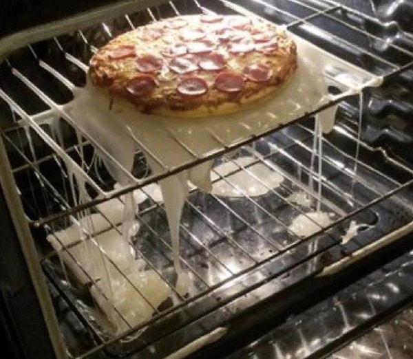 4. «Дочка использовала для пиццы пластиковую доску вместо противня»